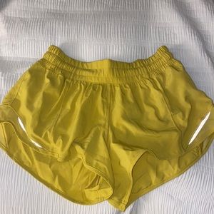 lululemon size 4 Hotty Hot Shorts 2.5” soleil color